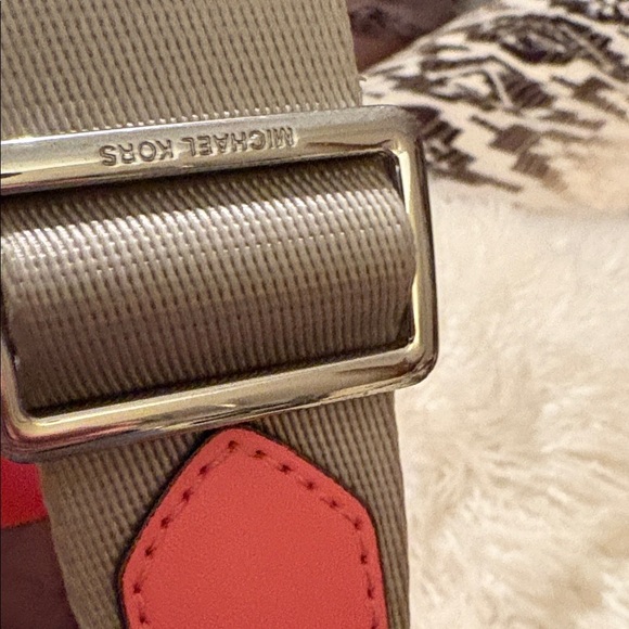 Michael Kors Cream and Pink Signature Tote - Picture 4 of 13